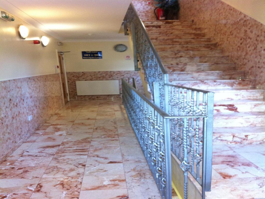 City Inn Express Hotel Лондон Екстериор снимка